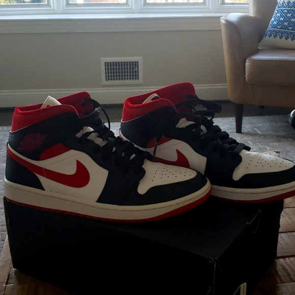 Air Jordan 1 MD - Picture 1 of 4